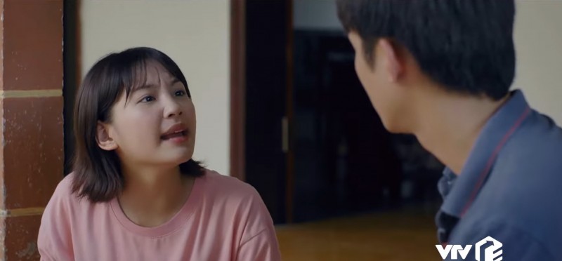 Ninh ghen vì Hiếu bán hàng được nhiều người yêu mến. Ảnh chụp màn hình