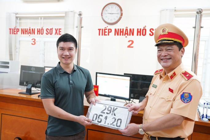 Ngày đầu cấp biển số định danh, áp dụng quản lý “biển số theo người”