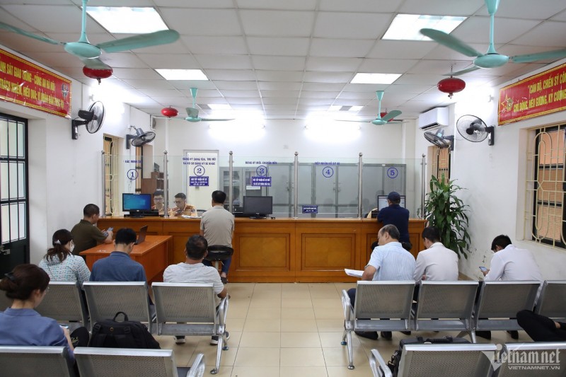 Ngày đầu cấp biển số định danh, áp dụng quản lý “biển số theo người”