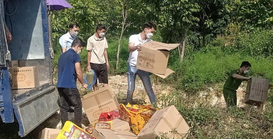 Lào Cai: Tiêu hủy lô hàng thực phẩm và kẹo không có nguồn gốc, hạn sử dụng