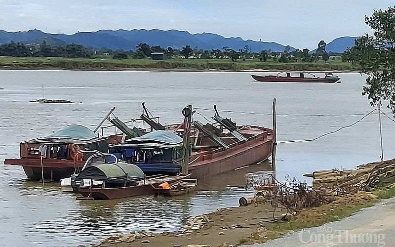 Những tàu cát nằm bờ ban ngày