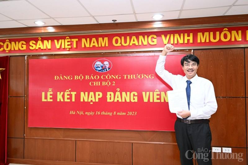 Đảng bộ Báo Công Thương tổ chức Lễ kết nạp đảng viên mới năm 2023