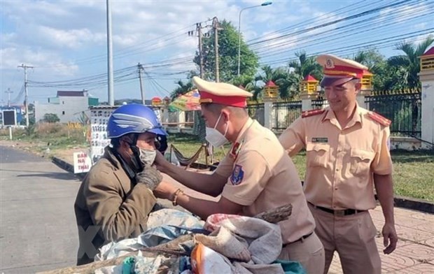 Từ chuyện chốt chặn quán nhậu đến nhân lên hình ảnh đẹp của cảnh sát giao thông