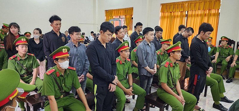 Buôn bán, chế tạo vũ khí trái phép: 17 bị cáo lĩnh án tổng cộng hơn 82 năm tù