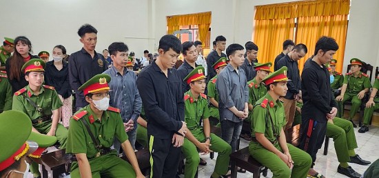 Buôn bán, chế tạo vũ khí trái phép: 17 bị cáo lĩnh án tổng cộng hơn 82 năm tù