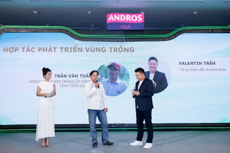 Tại sự kiện ra mắt 12 sản phẩm mới của ANDROS Asia gần đây, ông Valentin Trần (bên phải) cho biết, công ty đặt mục tiêu đến năm 2025 tăng diện tích vùng trồng hợp tác lên 300 ha, giảm 25% việc tiêu thụ nước tại nhà máy, giảm 20% lượng khí thải CO2 và tăng