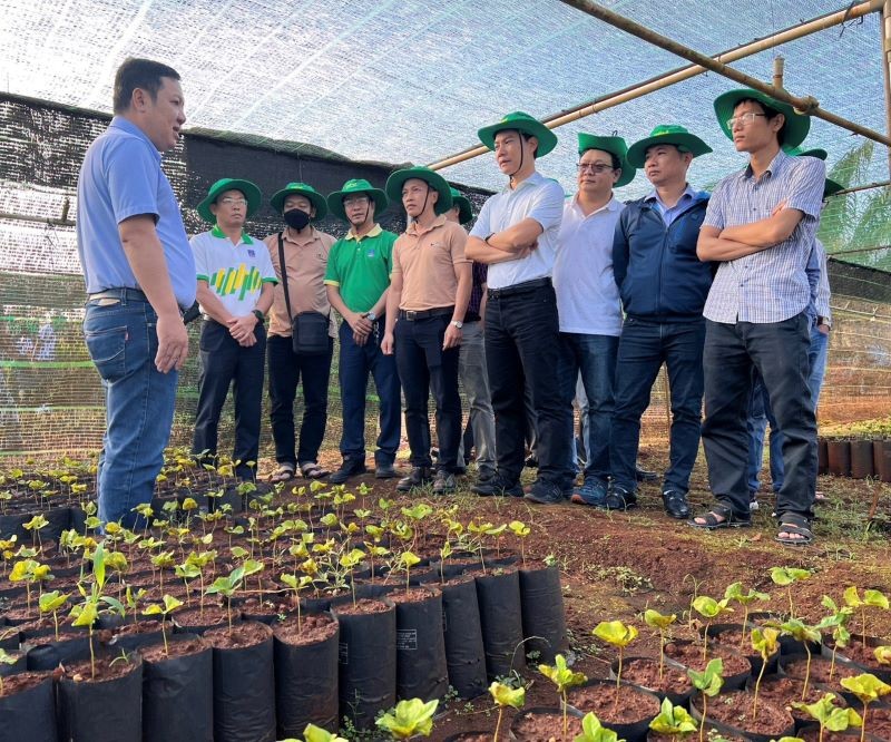 Các kỹ sư Nhà máy NPK Phú Mỹ tham gia thực địa, tìm tòi nhằm nâng cao, cải tiến cho sản phẩm NPK Phú Mỹ.