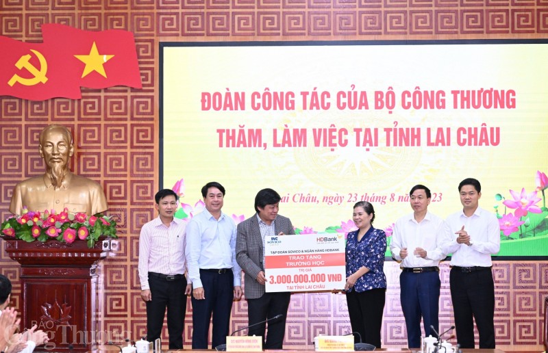 Bộ trưởng Nguyên Hồng Diên và đoàn công tác Bộ Công Thương làm việc tại Lai Châu