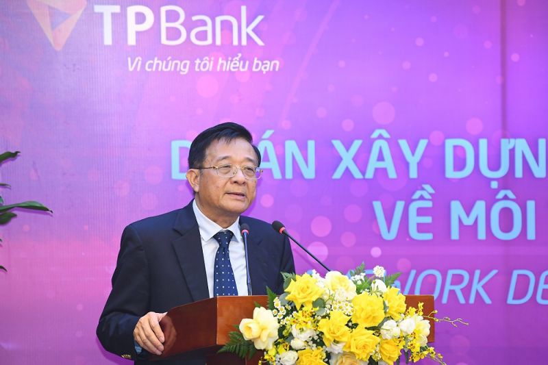 &Ocirc;ng Nguyễn Quốc H&ugrave;ng, Ph&oacute; chủ tịch ki&ecirc;m Tổng thư k&yacute; Hiệp hội Ng&acirc;n h&agrave;ng Việt Nam hoan ngh&ecirc;nh TPBank đi đầu trong việc thực hiện Dự &aacute;n ESG một c&aacute;ch to&agrave;n diện