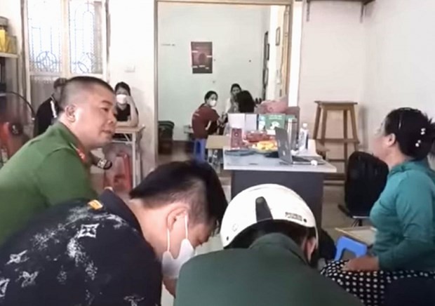 Vụ nhóm Bông hồng đen tự ý lấy máu để xét nghiệm HIV cho học sinh: Trách nhiệm thuộc về ai?