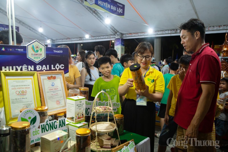 Hàng nghìn người dân đến tham quan, mua sắm tại TechFest Quang Nam 2023 Hàng nghìn người dân đến tham quan, mua sắm tại TechFest Quang Nam 2023