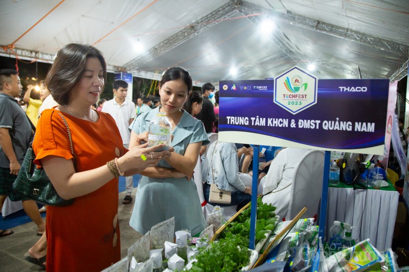 Hàng nghìn người dân đến tham quan, mua sắm tại TechFest Quang Nam 2023