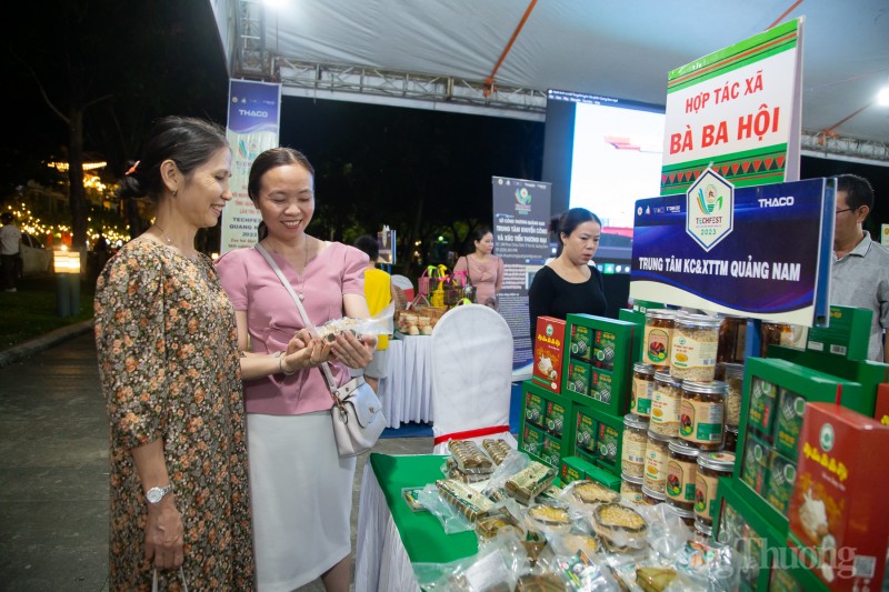 Hàng nghìn người dân đến tham quan, mua sắm tại TechFest Quang Nam 2023