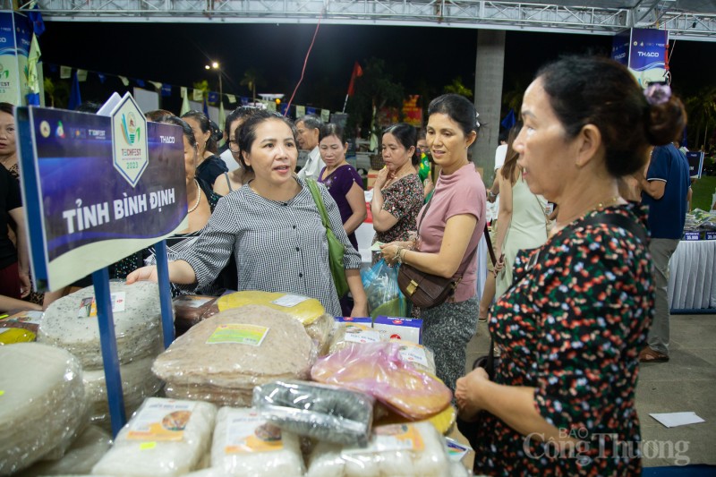 Hàng nghìn người dân đến tham quan, mua sắm tại TechFest Quang Nam 2023