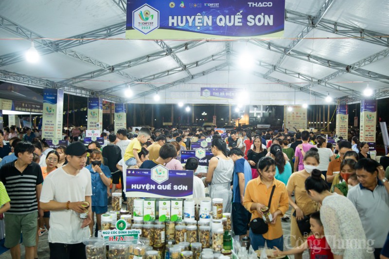 Hàng nghìn người dân đến tham quan, mua sắm tại TechFest Quang Nam 2023