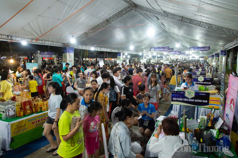Hàng nghìn người dân đến tham quan, mua sắm tại TechFest Quang Nam 2023 Hàng nghìn người dân đến tham quan, mua sắm tại TechFest Quang Nam 2023
