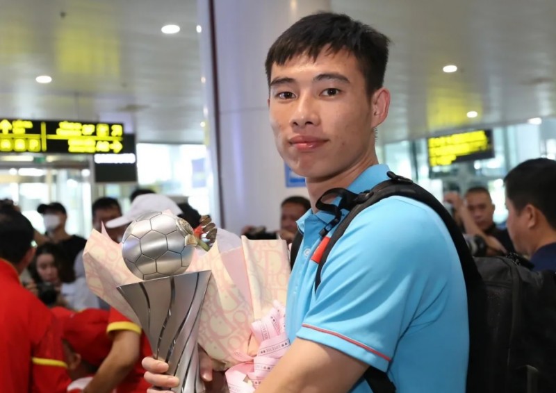 U23 Việt Nam về nước, người hâm mộ chào đón nhà vô địch U23 Đông Nam Á 2023