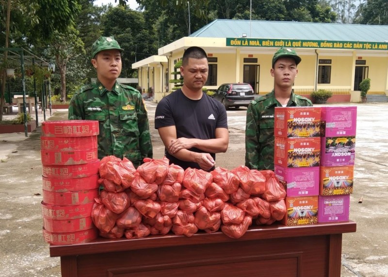 Cao Bằng: Bắt giữ 5 đối tượng vận chuyển 15.980 bao thuốc lá và 44,5kg pháo nhập lậu