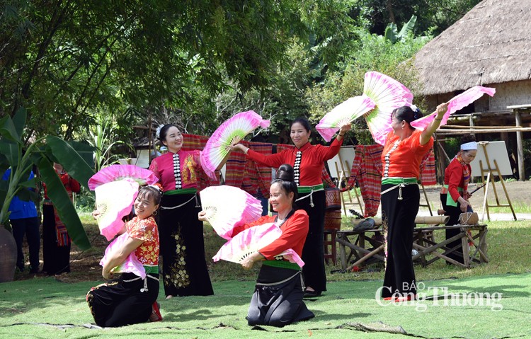 Ngọt ngào sâu lắng giai điệu “Sắc hoa Làng tôi”