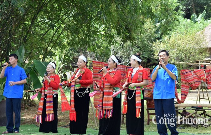 Ngọt ngào sâu lắng giai điệu “Sắc hoa Làng tôi”