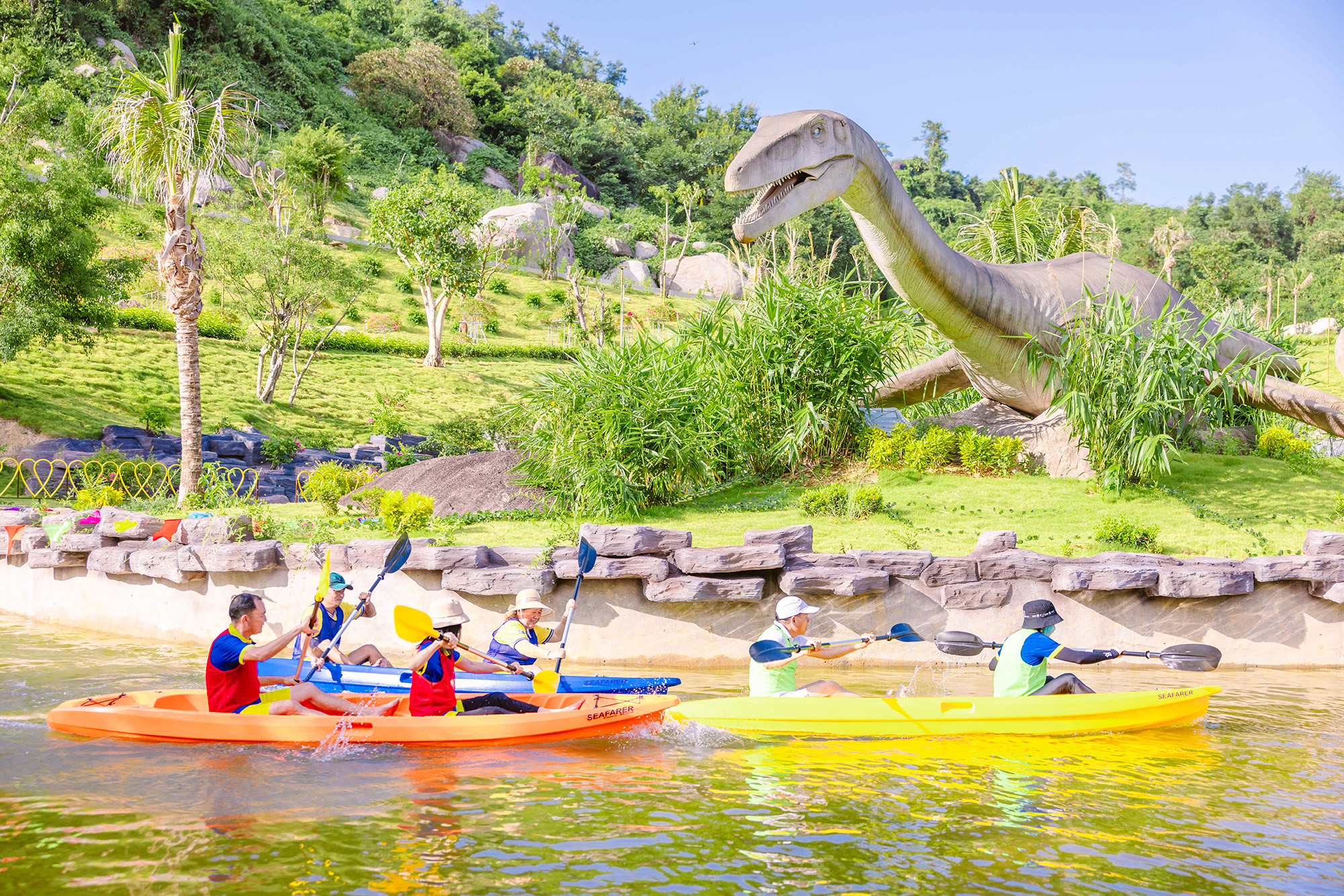 Du kh&amp;aacute;ch trải nghiệm ch&amp;egrave;o thuyền kayak tại Khu du lịch C&amp;ocirc;ng vi&amp;ecirc;n suối kho&amp;aacute;ng n&amp;oacute;ng N&amp;uacute;i Thần T&amp;agrave;i.