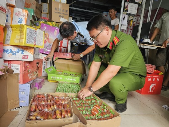 Quản lý thị trường Hà Nội: Tạm giữ hơn 4.000 sản phẩm thực phẩm nghi nhập lậu