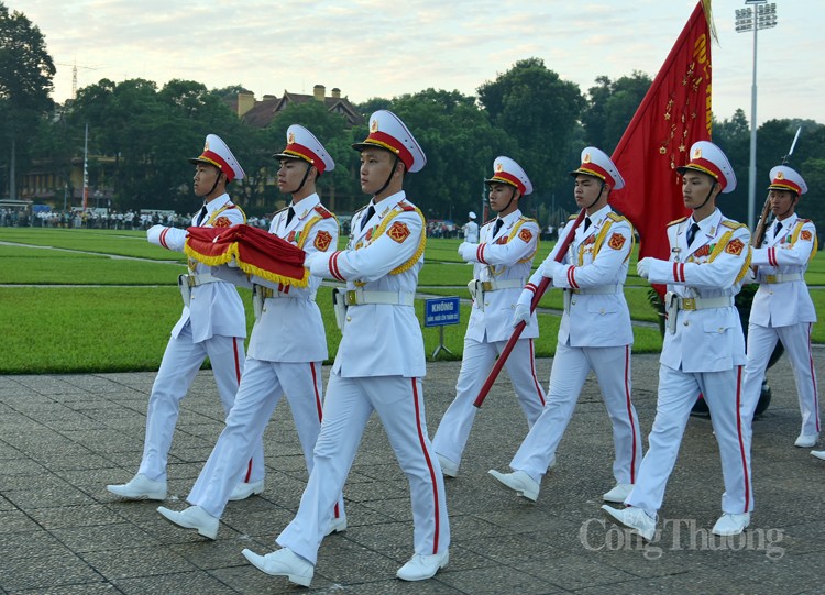 Trang nghiêm, trang trọng lễ thượng cờ tại Quảng trường Ba Đình