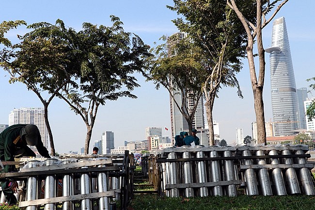 Pháo hoa nghệ thuật được bắn tại khu vực đầu đường hầm sông Sài Gòn (thành phố Thủ Đức).