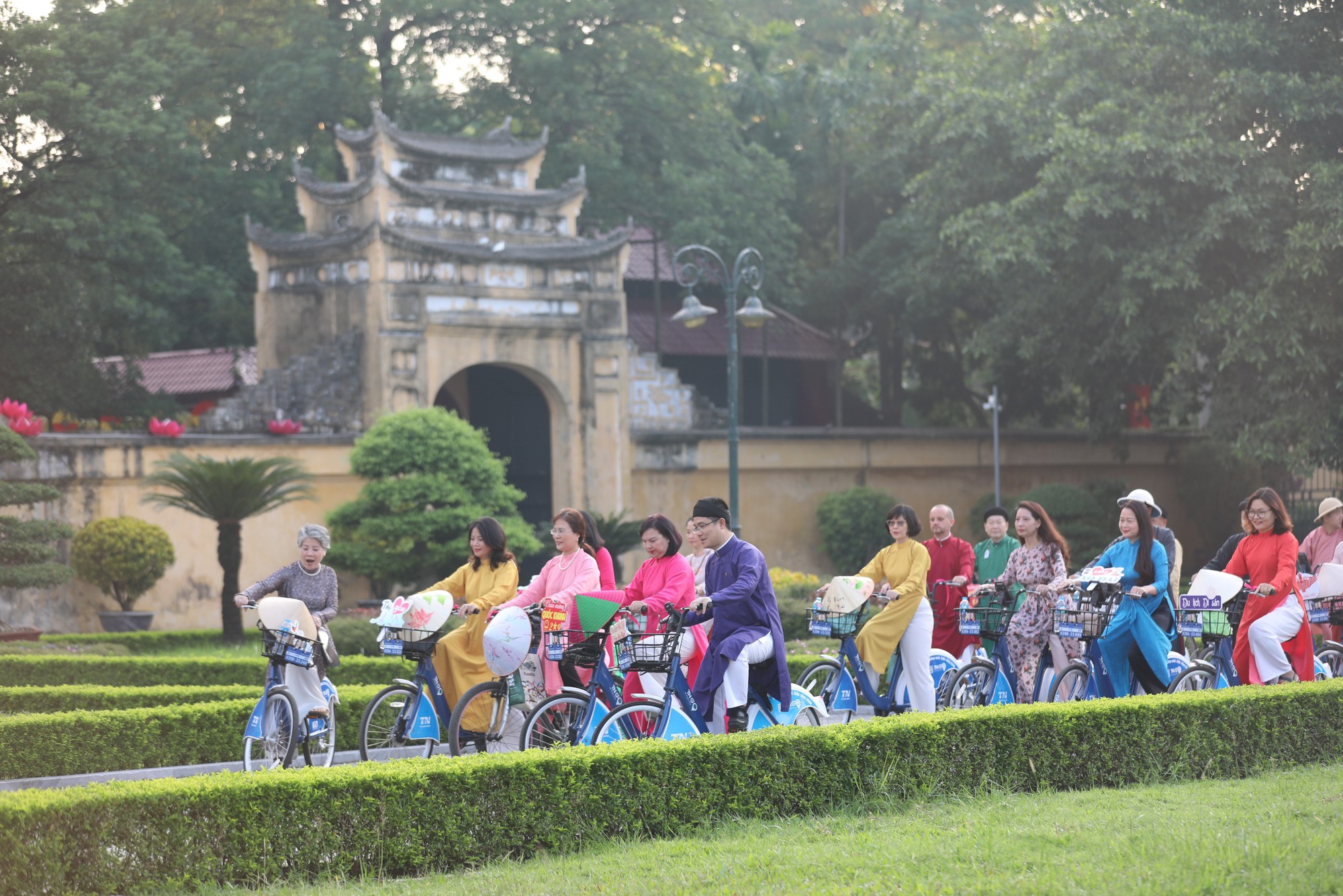 Áo dài kết nối du lịch và di sản Hà Nội