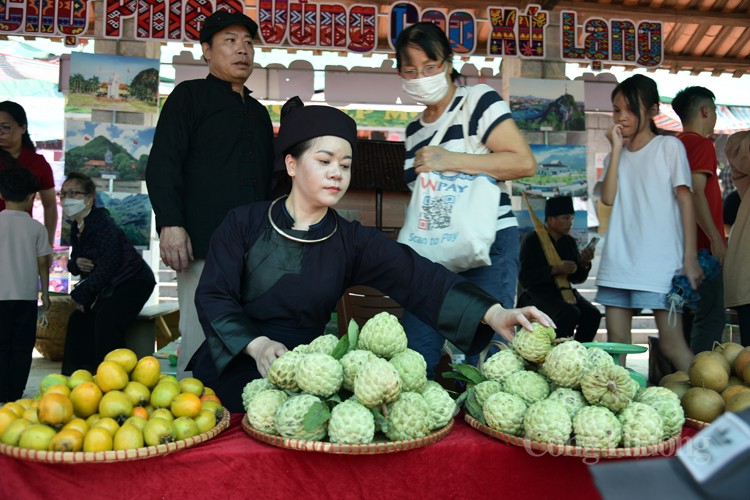 Vui Tết Độc lập tại Làng Văn hóa cùng chợ phiên vùng cao