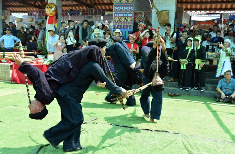 Múa khèn, nét văn hóa độc đáo tại chợ phiên vùng cao Múa khèn, nét văn hóa độc đáo tại chợ phiên vùng cao