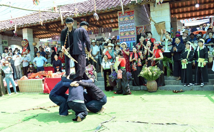 Múa khèn, nét văn hóa độc đáo tại chợ phiên vùng cao Múa khèn, nét văn hóa độc đáo tại chợ phiên vùng cao