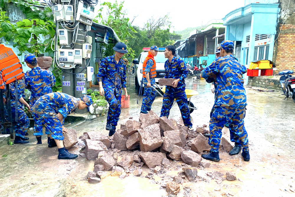 Gần 50 chiến sĩ Vùng 5 Hải quân giúp dân phòng chống sạt lở bờ biển