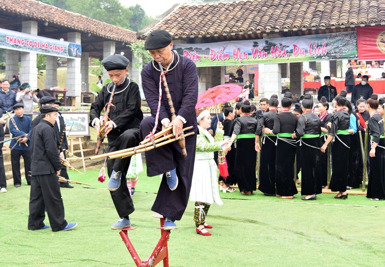 Múa khèn, nét văn hóa độc đáo tại chợ phiên vùng cao Múa khèn, nét văn hóa độc đáo tại chợ phiên vùng cao