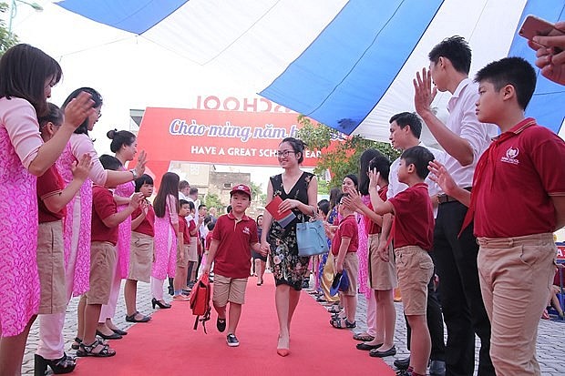 Học sinh đến trường trong ngày khai giảng.