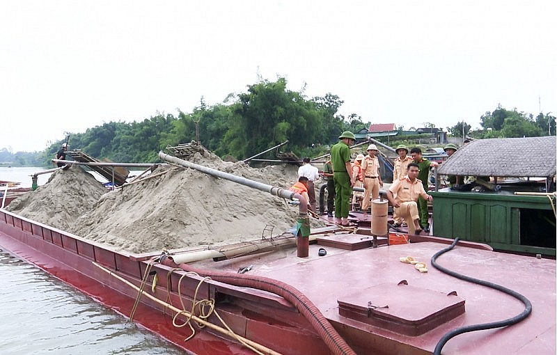 Công an Hà Tĩnh bắt quả tang sà lan hút cát trái phép trên sông La