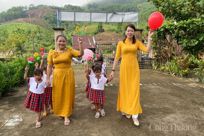 Mặc trang phục dân tộc trong ngày khai giảng: Lưu giữ nét đẹp văn hoá truyền thống