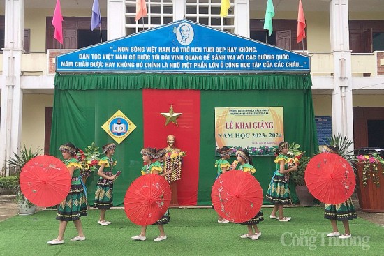 mac trang phuc dan toc trong ngay khai giang luu giu net dep van hoa truyen thong