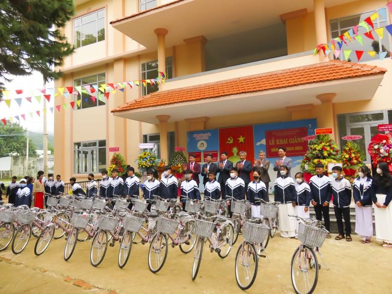 Tỉnh Lâm Đồng trao 200 suất học bổng tặng học sinh nghèo vào Lễ Khai giảng