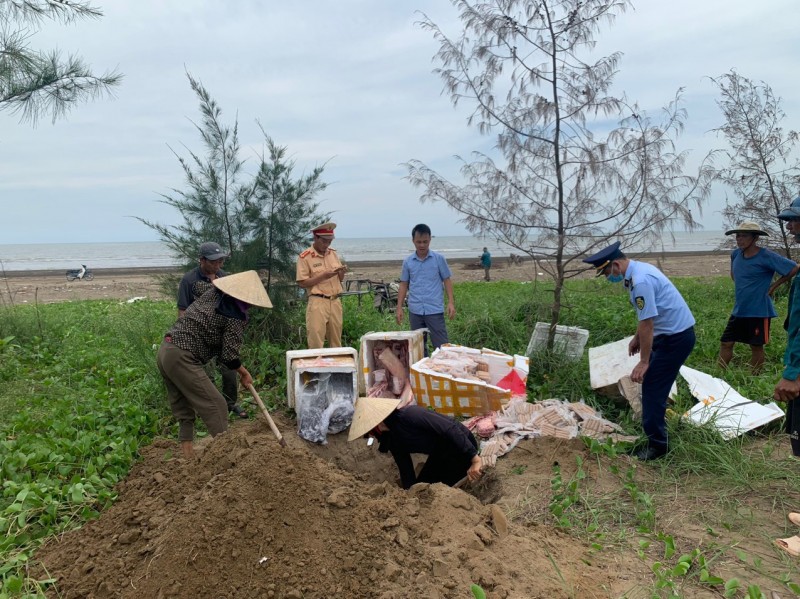 Bản tin Chống hàng giả ngày 5/9/2023: Tiêu hủy thịt bò và xúc xích đông lạnh không rõ nguồn gốc   xuất xứ