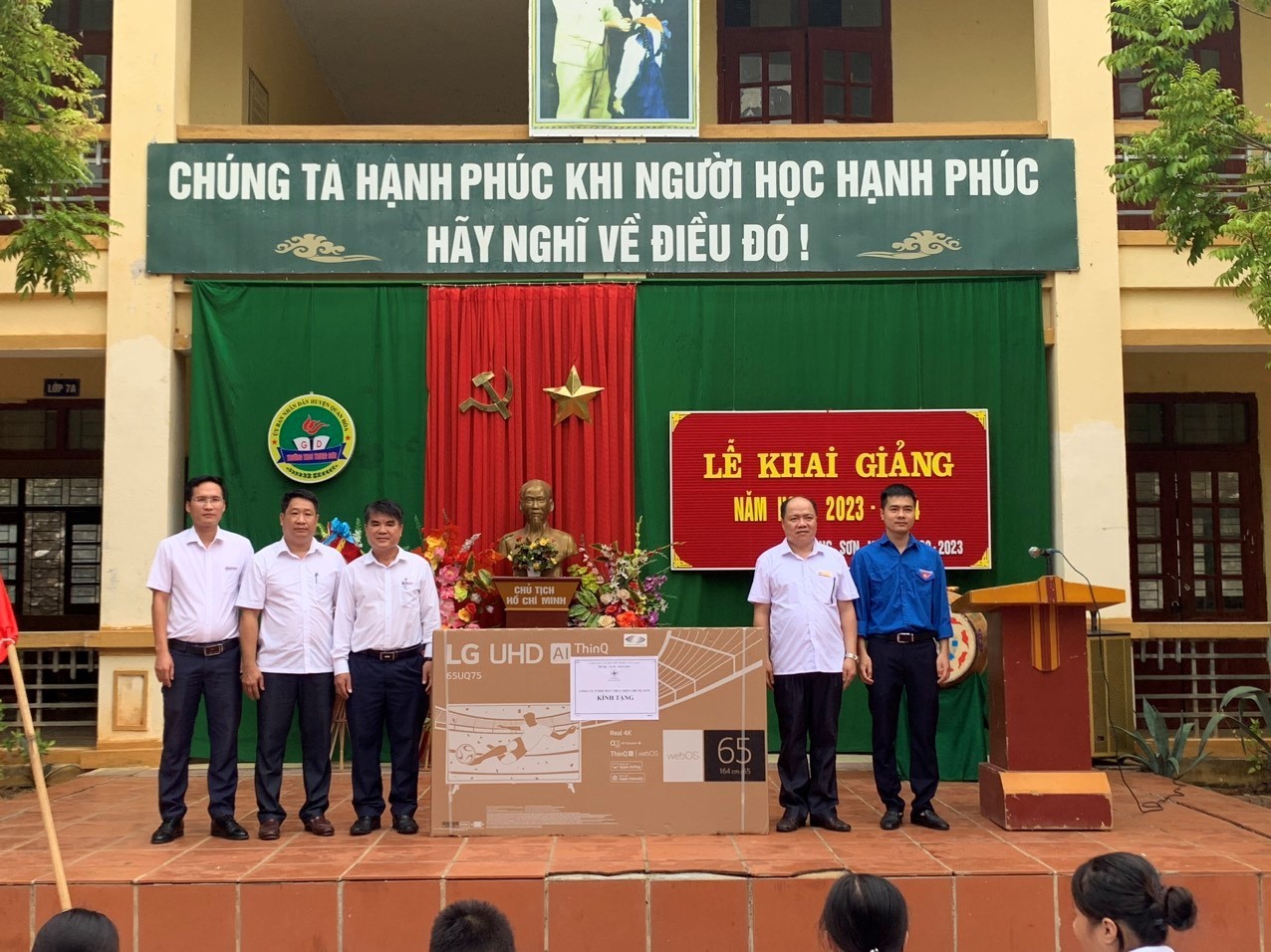 TSHPCo hỗ trợ các trường tại xã Trung Sơn nhân dịp khai giảng năm học mới