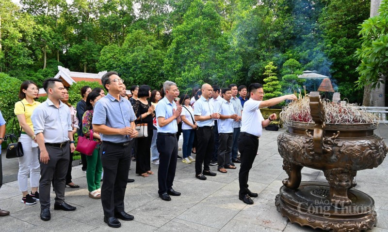 Đảng bộ Báo Công Thương dâng hương, báo công tại Khu di tích Chủ tịch Hồ Chí Minh tại Đá Chông