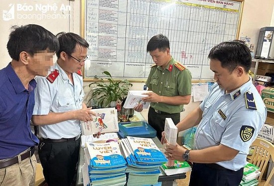 Điểm tin Chống hàng giả ngày 6/9: Phát hiện sách giả, sách lậu và phụ kiện điện thoại không rõ nguồn gốc