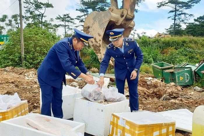 Điểm tin Chống hàng giả ngày 7/9: Thu giữ hàng hóa giả mạo thương hiệu và tiêu hủy thực phẩm đông lạnh