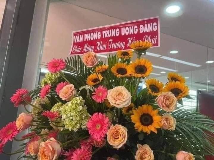 Lẵng hoa được cho là của Văn phòng Trung ương Đảng