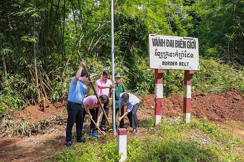 Bình Phước: Bàn giao công trình “Ánh sáng biên cương” cho Đồn Biên phòng Đăk Ơ