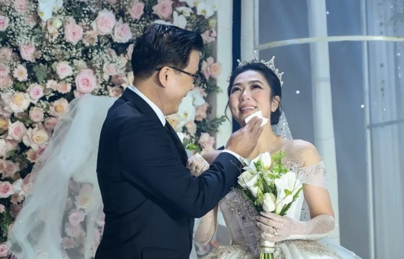 Hé lộ sự thật bất ngờ về nguyên nhân nữ ca sĩ Hà Thanh Xuân chia tay "vua cá Koi"