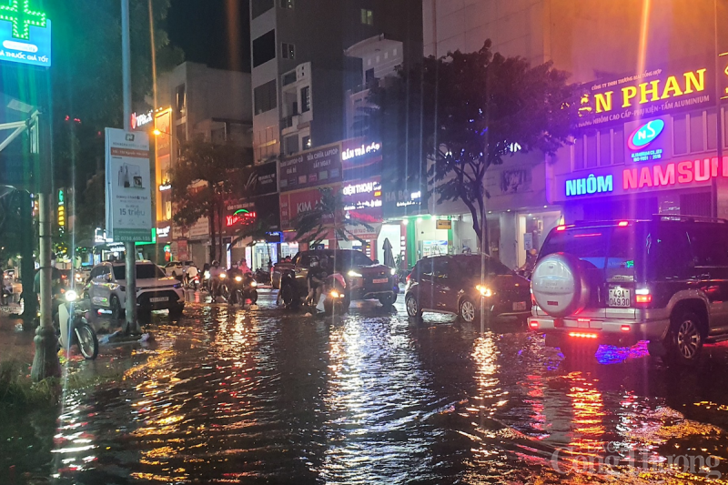 Mưa 30 phút, nhiều tuyến đường trung tâm Đà Nẵng ngập cục bộ Mưa 30 phút, nhiều tuyến đường trung tâm Đà Nẵng ngập cục bộ