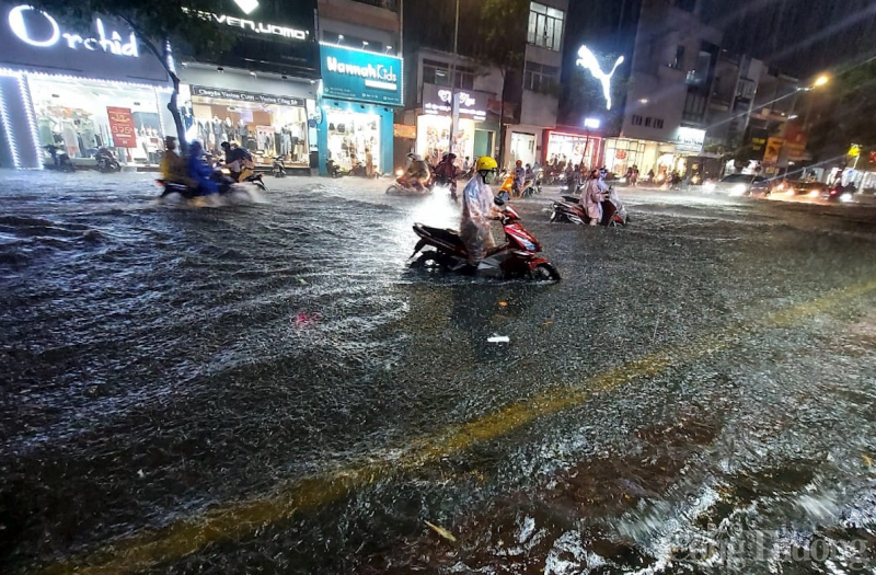Mưa 30 phút, nhiều tuyến đường trung tâm Đà Nẵng ngập cục bộ Mưa 30 phút, nhiều tuyến đường trung tâm Đà Nẵng ngập cục bộ
