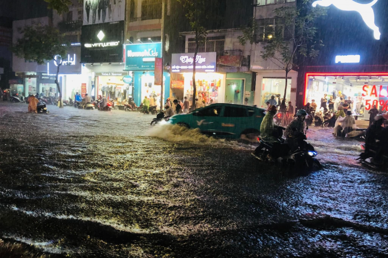 Mưa 30 phút, nhiều tuyến đường trung tâm Đà Nẵng ngập cục bộ Mưa 30 phút, nhiều tuyến đường trung tâm Đà Nẵng ngập cục bộ